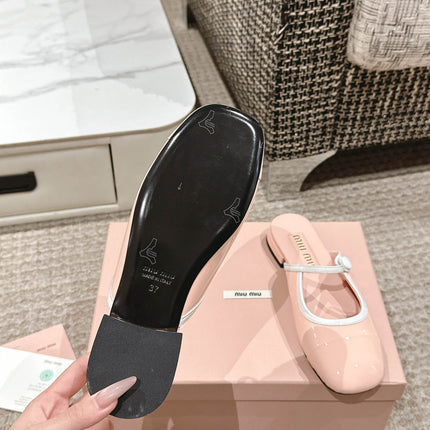 FLAT MULE IN PALE PINK PATENT CALFSKIN