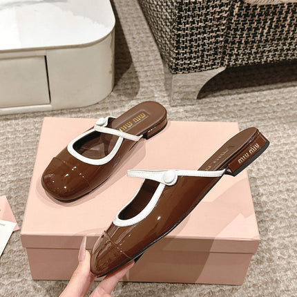 FLAT MULE IN CHOCOLATE BROWN PATENT CALFSKIN