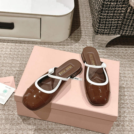 FLAT MULE IN CHOCOLATE BROWN PATENT CALFSKIN