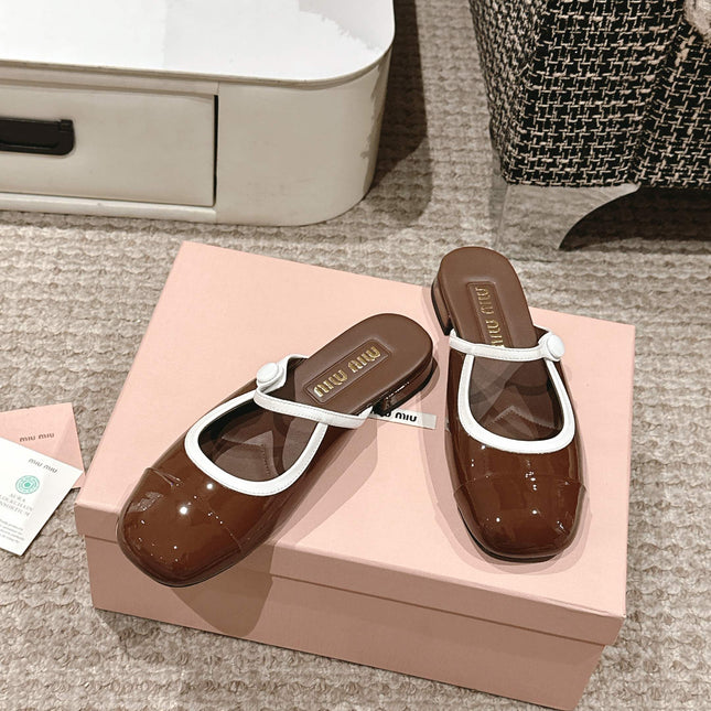 FLAT MULE IN CHOCOLATE BROWN PATENT CALFSKIN