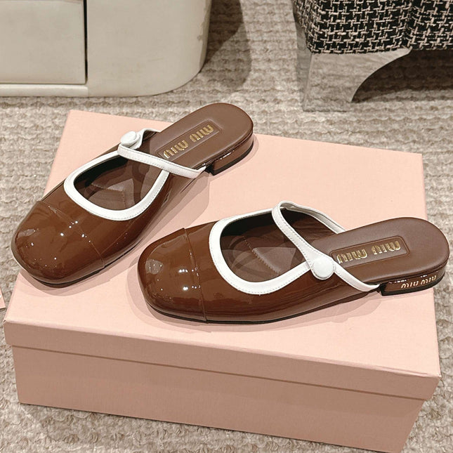 FLAT MULE IN CHOCOLATE BROWN PATENT CALFSKIN