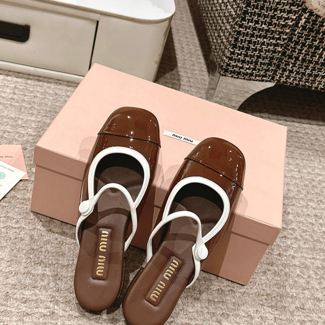 FLAT MULE IN CHOCOLATE BROWN PATENT CALFSKIN