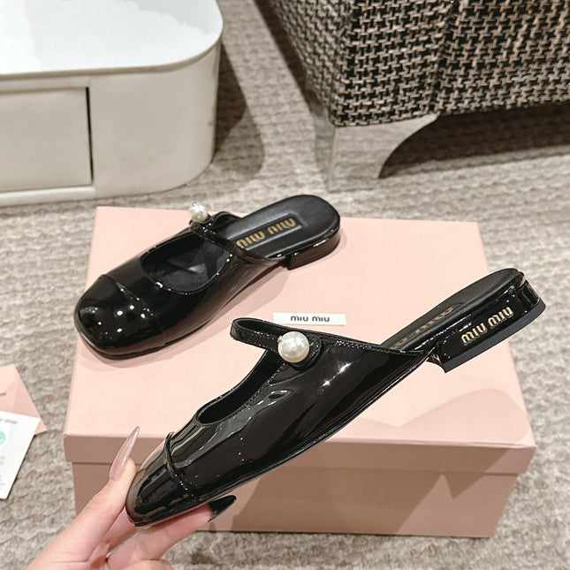 FLAT MULE IN BLACK PATENT CALFSKIN