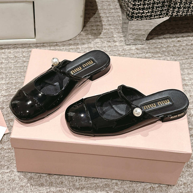 FLAT MULE IN BLACK PATENT CALFSKIN