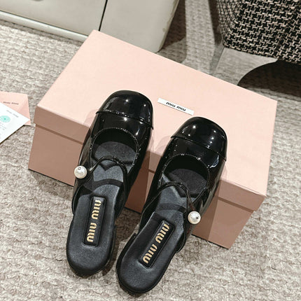 FLAT MULE IN BLACK PATENT CALFSKIN