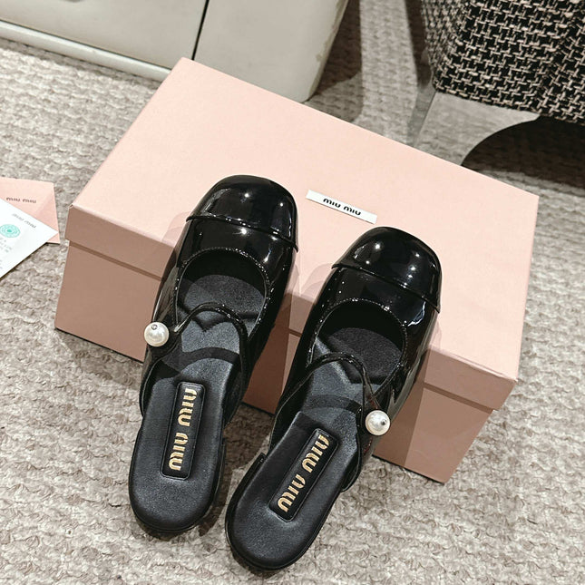 FLAT MULE IN BLACK PATENT CALFSKIN