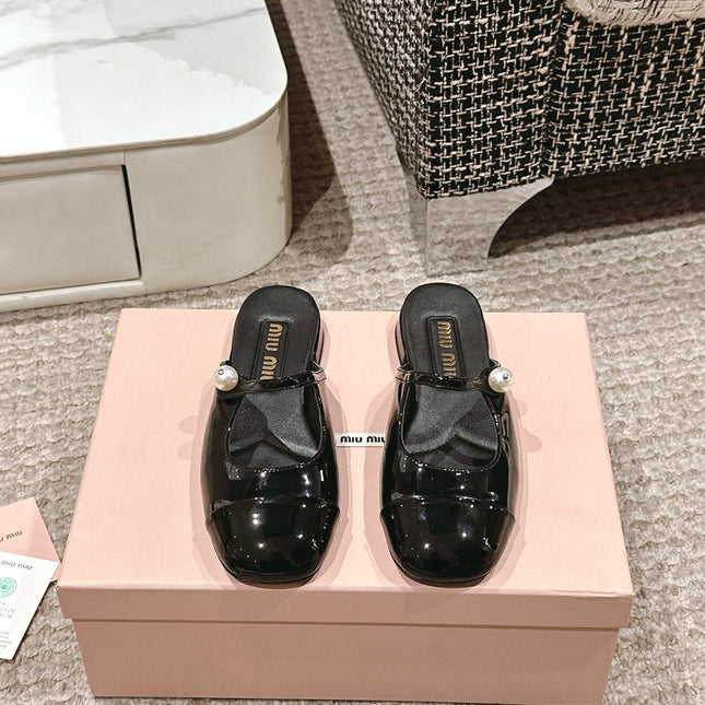 FLAT MULE IN BLACK PATENT CALFSKIN