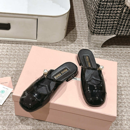 FLAT MULE IN BLACK PATENT CALFSKIN