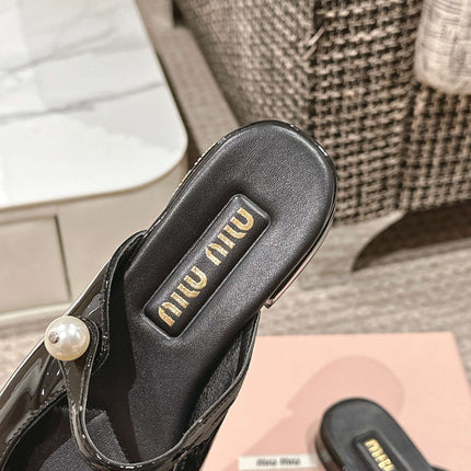 FLAT MULE IN BLACK PATENT CALFSKIN