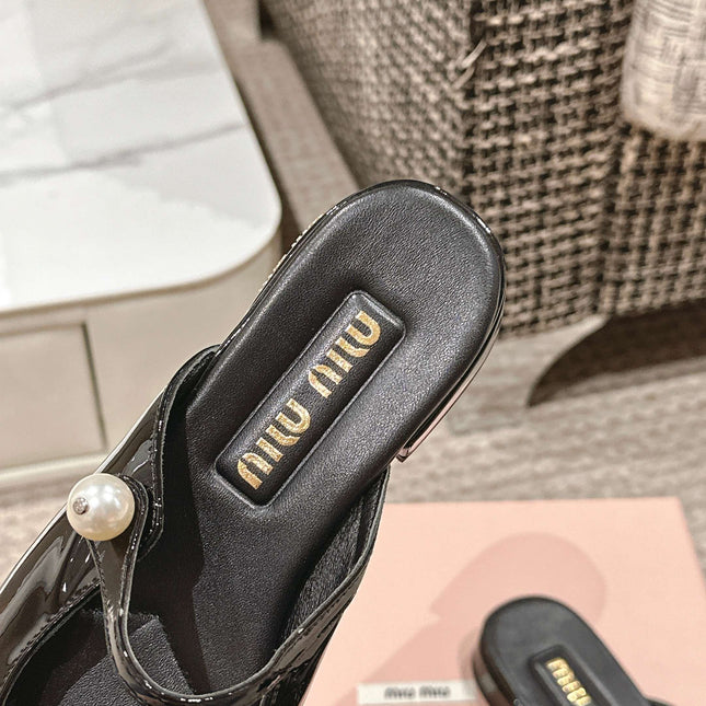 FLAT MULE IN BLACK PATENT CALFSKIN