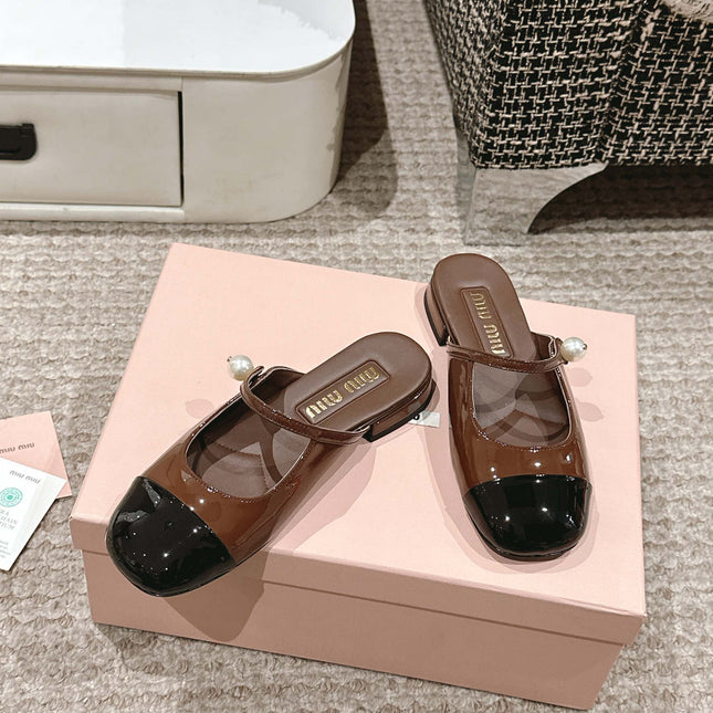 FLAT MULE IN CHOCOLATE BROWN MIX BLACK PATENT CALFSKIN