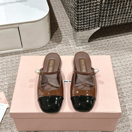 FLAT MULE IN CHOCOLATE BROWN MIX BLACK PATENT CALFSKIN