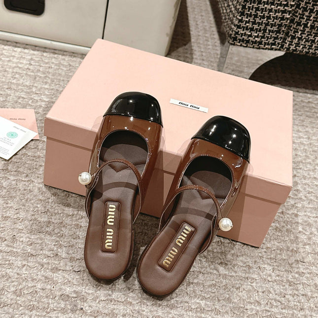 FLAT MULE IN CHOCOLATE BROWN MIX BLACK PATENT CALFSKIN