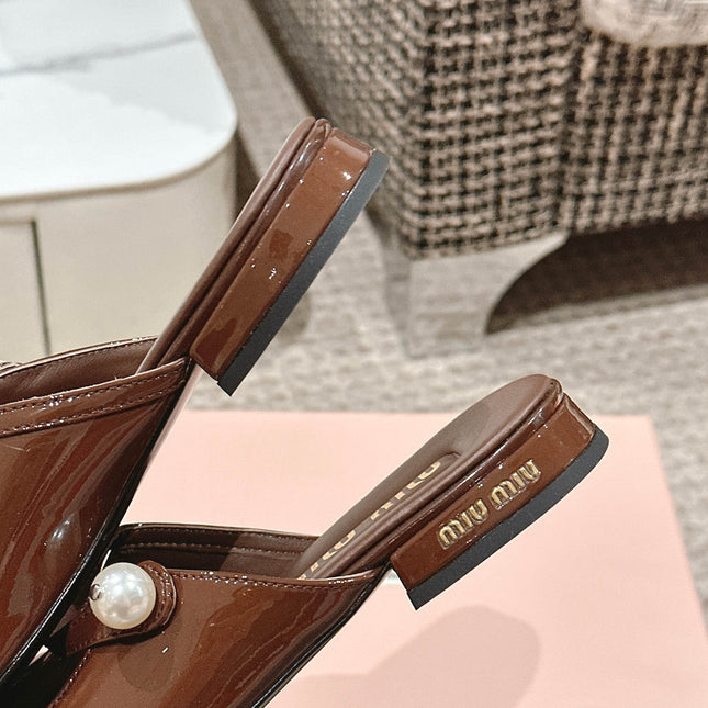 FLAT MULE IN CHOCOLATE BROWN MIX BLACK PATENT CALFSKIN