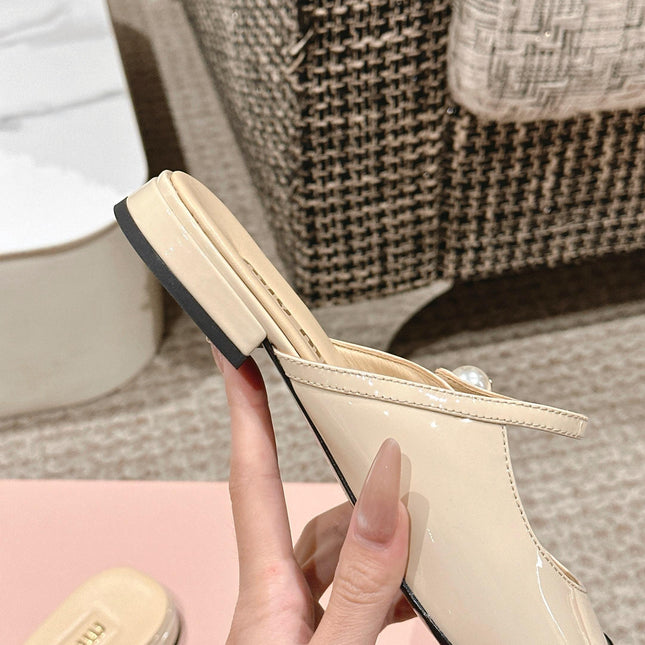 FLAT MULE IN BISQUE BEIGE MIX BLACK PATENT CALFSKIN