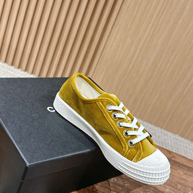 CONVERSE SNEAKER IN DIJON YELLOW VELVET
