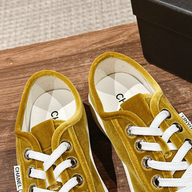 CONVERSE SNEAKER IN DIJON YELLOW VELVET
