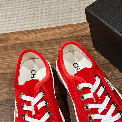 CONVERSE SNEAKER IN RUBY RED VELVET