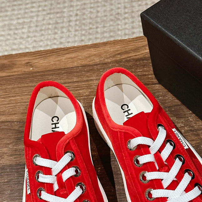 CONVERSE SNEAKER IN RUBY RED VELVET