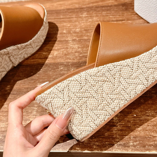 ATTITUDE WEDGE SLIDE 90MM IN BROWN CALFSKIN NATURAL BEIGE RAFFIA SOLE