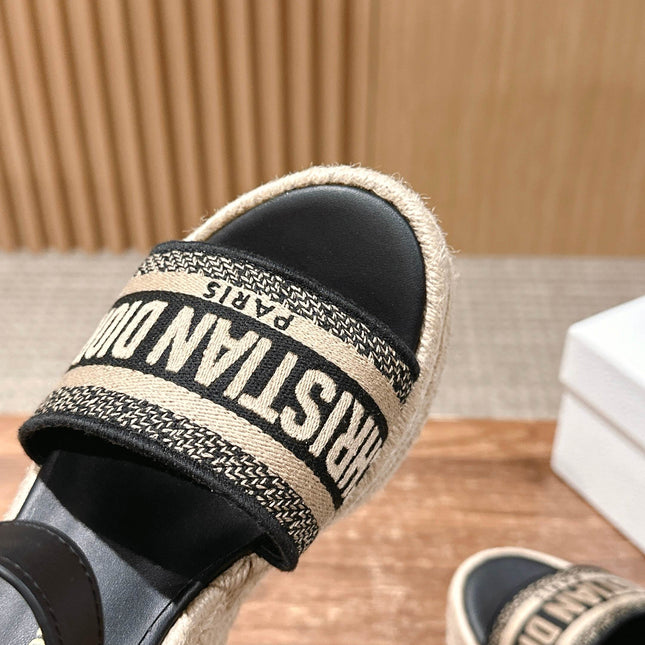 DWAY WEDGE SANDAL IN BLACK EMBROIDERED COTTON RAFFIA SOLE