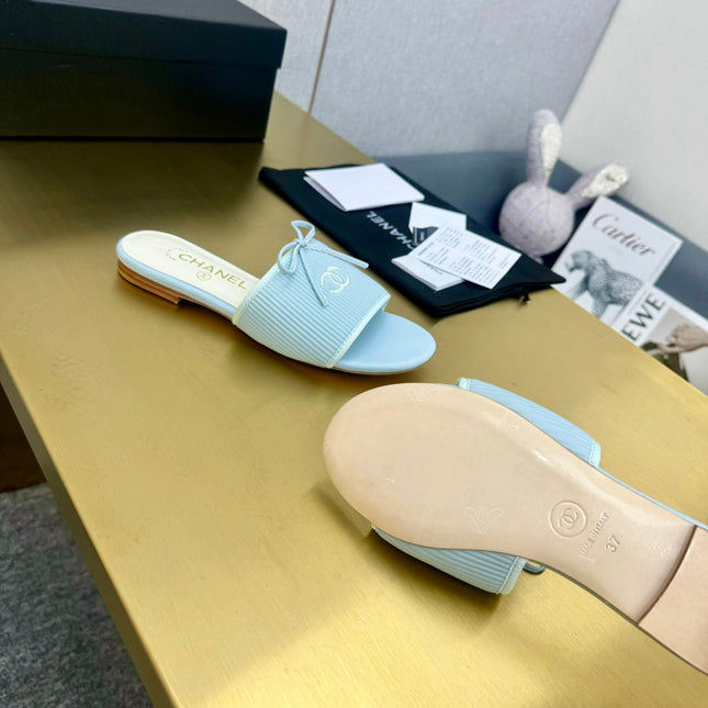 BOW SLIPPERS IN LIGHT BLUE LAMBSKIN