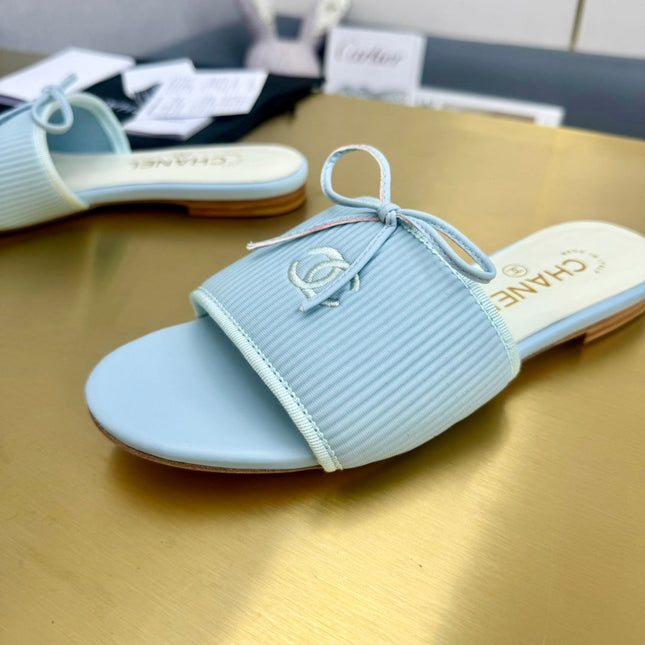 BOW SLIPPERS IN LIGHT BLUE LAMBSKIN