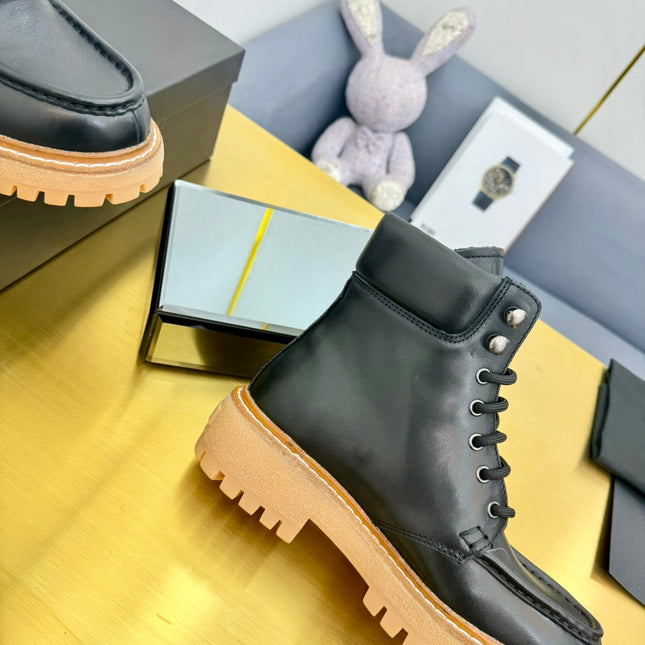 LACE-UP ANKLE BOOTS IN BLACK CALFSKIN