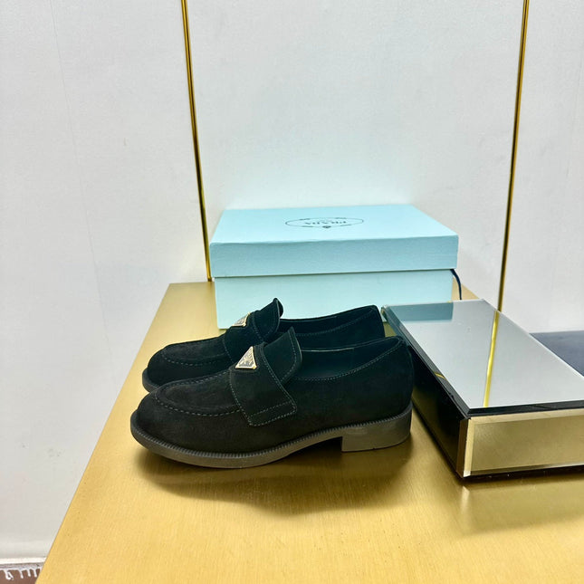 LOAFERS ATTACHED TRIANGLE LOGO IN BLACK SUEDE