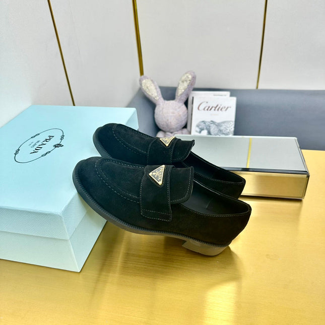 LOAFERS ATTACHED TRIANGLE LOGO IN BLACK SUEDE