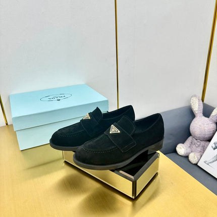 LOAFERS ATTACHED TRIANGLE LOGO IN BLACK SUEDE