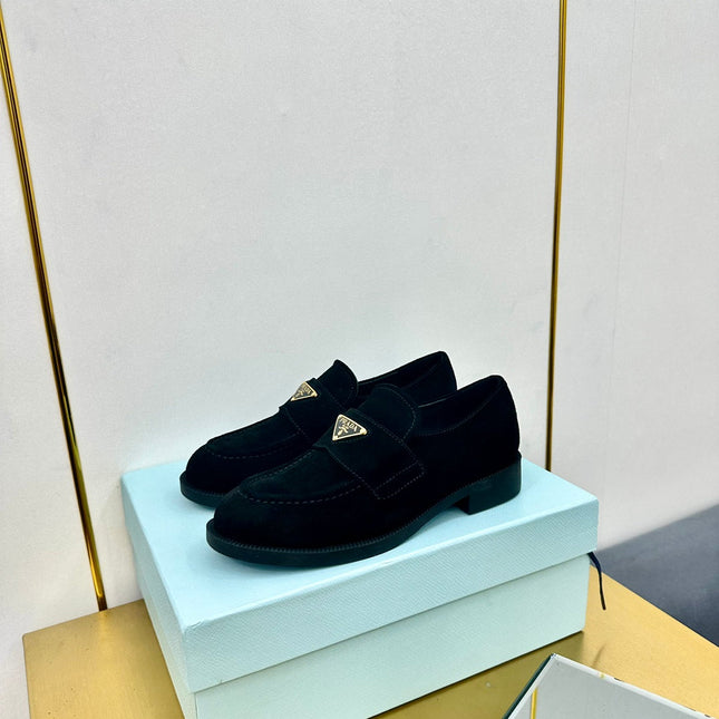LOAFERS ATTACHED TRIANGLE LOGO IN BLACK SUEDE
