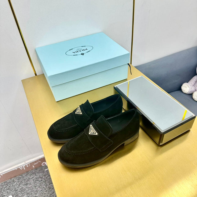 LOAFERS ATTACHED TRIANGLE LOGO IN BLACK SUEDE