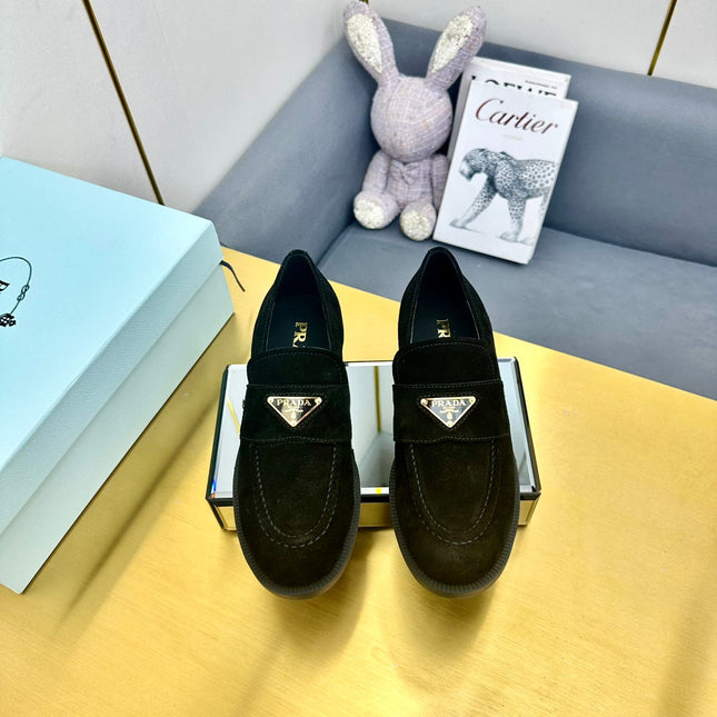LOAFERS ATTACHED TRIANGLE LOGO IN BLACK SUEDE