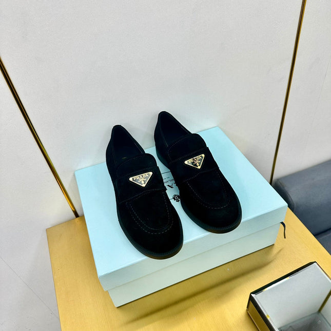 LOAFERS ATTACHED TRIANGLE LOGO IN BLACK SUEDE