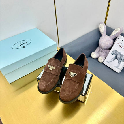 LOAFERS ATTACHED TRIANGLE LOGO IN WALNUT BROWN SUEDE