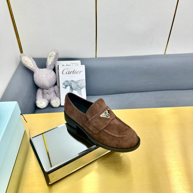 LOAFERS ATTACHED TRIANGLE LOGO IN WALNUT BROWN SUEDE