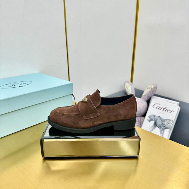 LOAFERS ATTACHED TRIANGLE LOGO IN WALNUT BROWN SUEDE