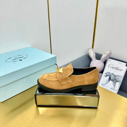 LOAFERS ATTACHED TRIANGLE LOGO IN PEANUT BROWN SUEDE