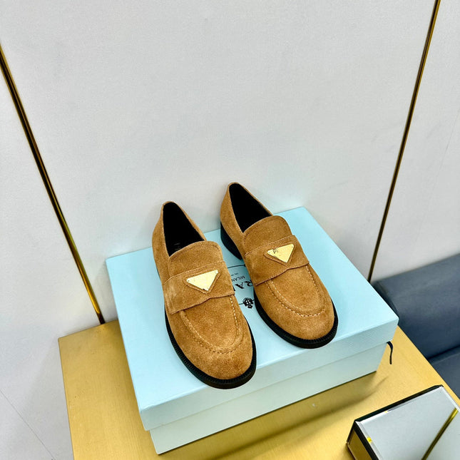 LOAFERS ATTACHED TRIANGLE LOGO IN PEANUT BROWN SUEDE