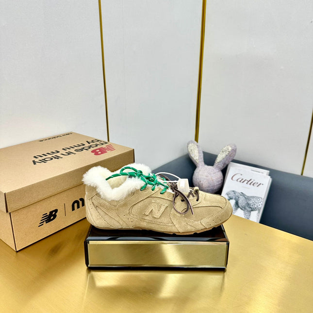 MIUXNB 530 SNEAKERS IN DARK BEIGE SUEDE SHEARLING