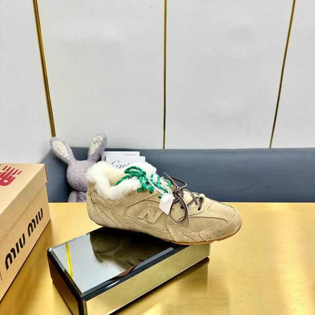 MIUXNB 530 SNEAKERS IN DARK BEIGE SUEDE SHEARLING