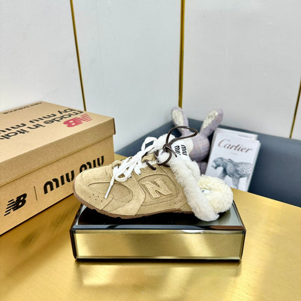 MIUxNEW 530 SNEAKER MULES IN BEIGE BLEACHED SUEDE SHEARLING