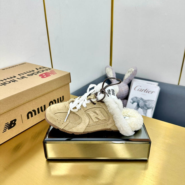 MIUxNEW 530 SNEAKER MULES IN BEIGE BLEACHED SUEDE SHEARLING
