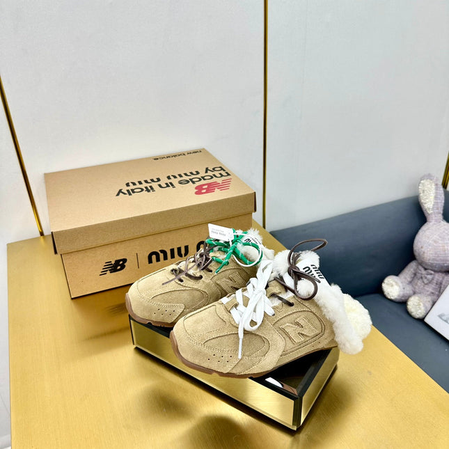MIUxNEW 530 SNEAKER MULES IN BEIGE BLEACHED SUEDE SHEARLING