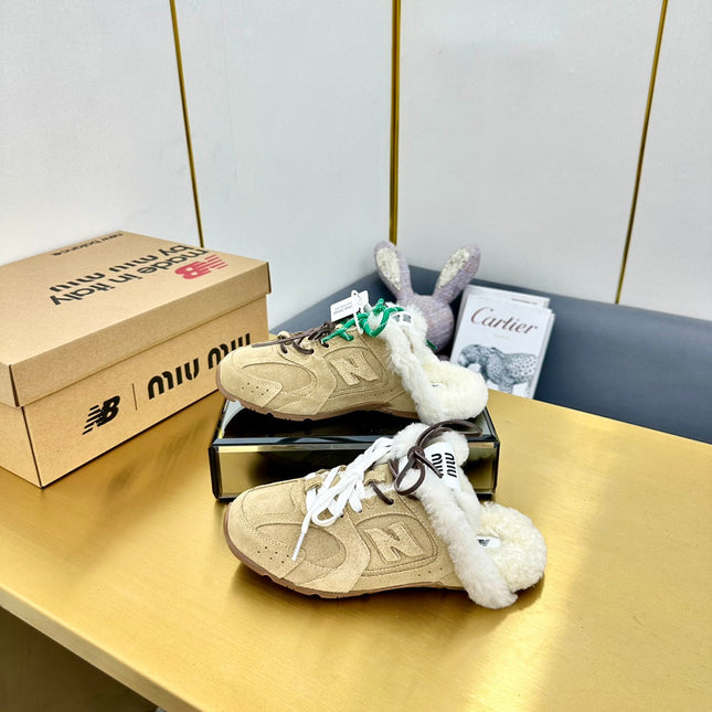 MIUxNEW 530 SNEAKER MULES IN BEIGE BLEACHED SUEDE SHEARLING