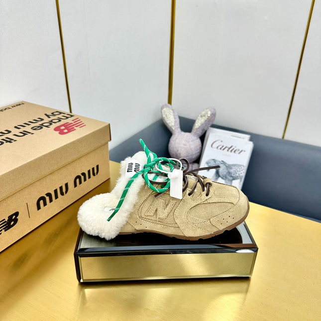 MIUxNEW 530 SNEAKER MULES IN BEIGE BLEACHED SUEDE SHEARLING