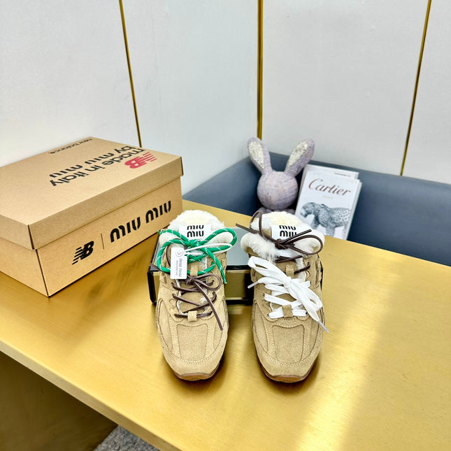 MIUxNEW 530 SNEAKER MULES IN BEIGE BLEACHED SUEDE SHEARLING