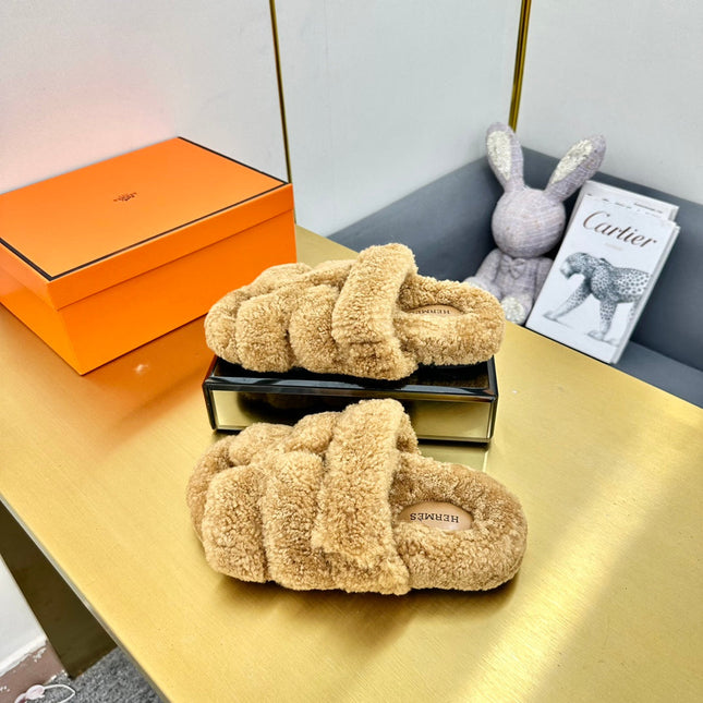 CHYPRE SANDAL IN TORTILLA BROWN SHEARLING