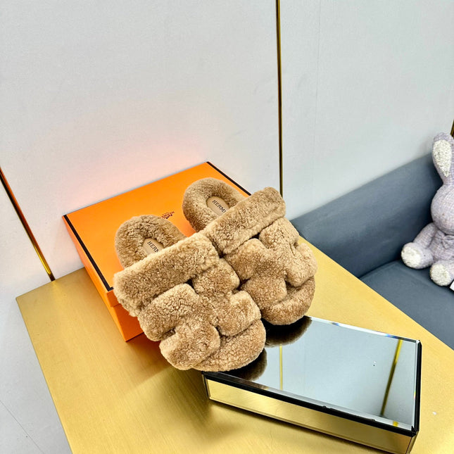 CHYPRE SANDAL IN PEANUT BROWN SHEARLING